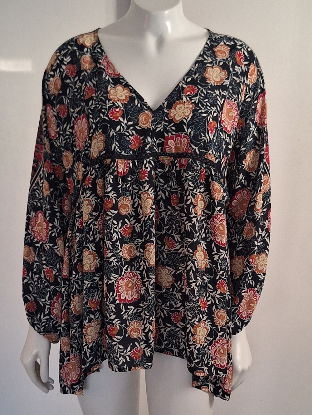 Knox Rose Floral V-Neck Tunic Blouse in Black, Red and Cream